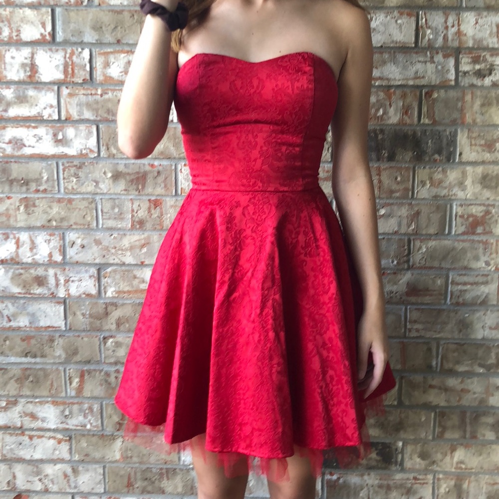 Short strapless red homecoming dress